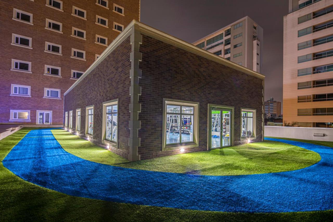 巴兰基亚达恩卡尔顿酒店 外观 照片 The 1960s era building housing the station's control room