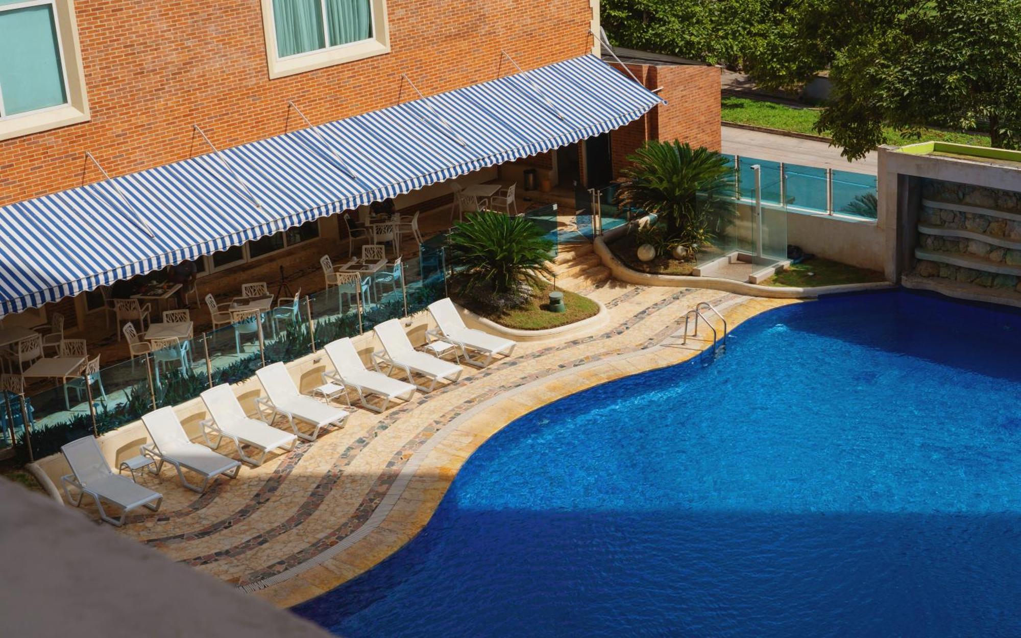 巴兰基亚达恩卡尔顿酒店 外观 照片 Swimming pool at the hotel