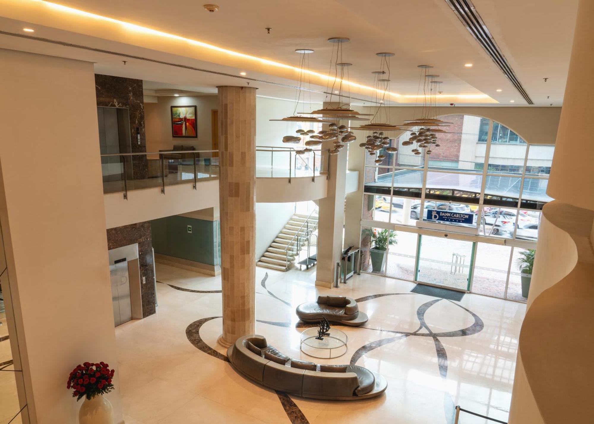 巴兰基亚达恩卡尔顿酒店 外观 照片 The lobby of the hospital